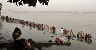 15out2012---devotos-hindus-se-banham-no-rio-ganges-durante-trapan-ritual-dedicado-as-almas-dos-antepassados-em-calcuta-na-india-1350287360153_956